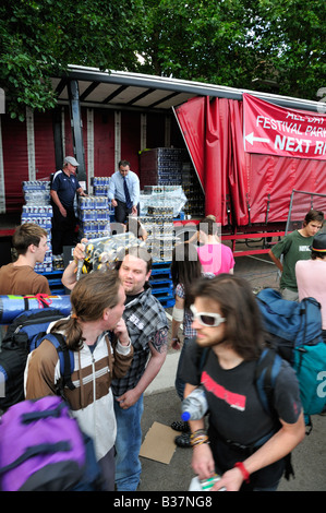 Temporaneo di off-set licenza fino a Richfield Avenue durante il Festival della lettura, lettura, Regno Unito mostra casse di birra venduti Foto Stock