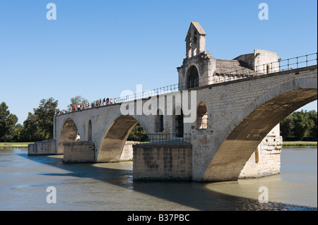 Pont Saint Benezet (il famoso Pont d'Avignon) sul fiume Rodano, Avignone, Provenza, Francia Foto Stock