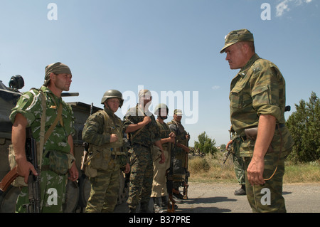 Le truppe russe ricevere istruzioni dal loro comandante prima di entrare in città Gori, durante la guerra Russo-Georgian Agosto 2008 Foto Stock