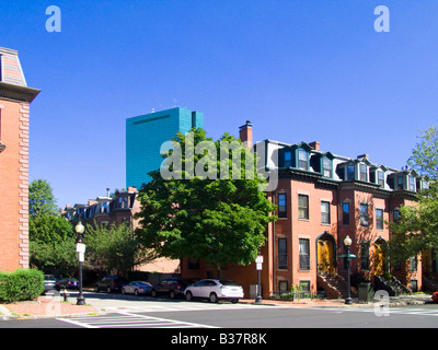 Case a schiera su Warren Avenue nel South End di Boston, Massachusetts, con la Torre Hancock in distanza Foto Stock