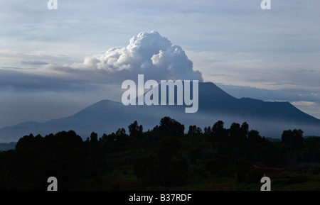 Vulcano NYIRAGONGO erutta su base regolare in Ruanda Foto Stock