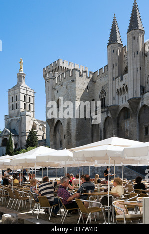 Cafè sul marciapiede di fronte al Palais des Papes e la cattedrale, Place du Palais, Avignone, Provenza, Francia Foto Stock