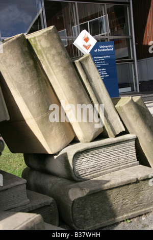 Città di Sunderland, Inghilterra. I percorsi di conoscenza prenota scultura da Colin Wilbourn e Karl Fishe. Foto Stock