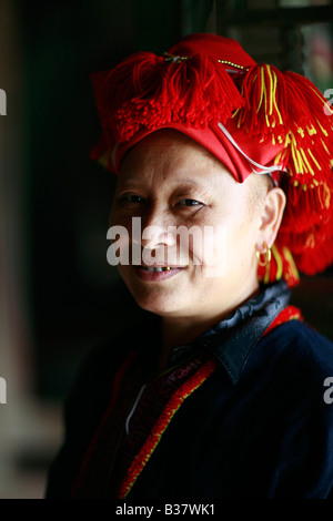 Red Dao tribeswoman vicino a Lao Cai, nel Vietnam del nord Foto Stock