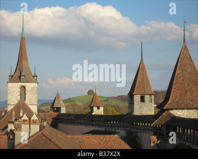 I tetti della città medievale di Morat Morat svizzera Foto Stock