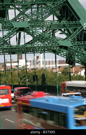 Città di Sunderland, Inghilterra. Il traffico in movimento sul veicolo Wearmouth e passerella sul Sunderland fiume dell'usura. Foto Stock