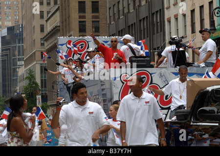 Coors Brewery galleggiante nel domenicano annuale Giorno Di Indipendenza Parade di New York sulla sesta Avenue su 10 Agosto 2008 Foto Stock