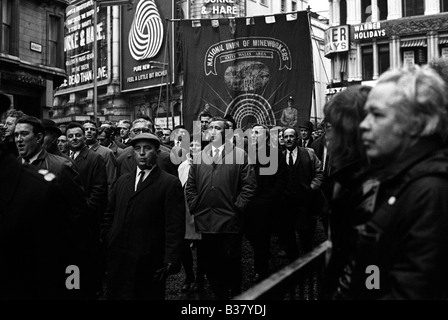 I minatori marzo attraverso il centro di Londra durante il 1972 SCIOPERO DEL REGNO UNITO Foto Stock