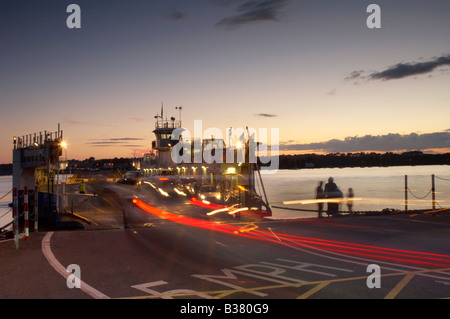 Cars driving on e off il Torpoint ferry al crepuscolo in Plymouth Devon UK Foto Stock