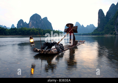 Cormorano pescatore di Lijang Fiume Li Xingping Guilin provincia Cina modello di rilascio 701 Foto Stock