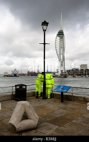 Due uomini in pesca Gunwharf Quays, Portsmouth Porto con lo sfondo della Spinnaker Tower. Foto Stock