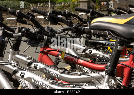 Mountain bikes primo piano per il noleggio in una linea Inghilterra Regno Unito GB Gran Bretagna Foto Stock