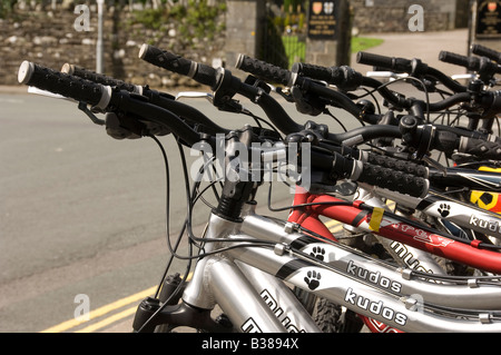 Mountain bikes primo piano per il noleggio in una linea Inghilterra Regno Unito GB Gran Bretagna Foto Stock