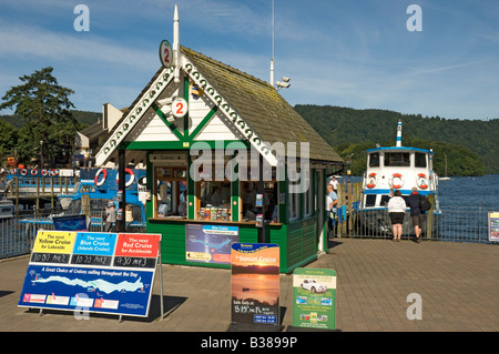 Imbarcazione da diporto e ufficio prenotazioni Bowness on Windermere Cumbria Inghilterra England Regno Unito Regno Unito GB Gran Bretagna Foto Stock