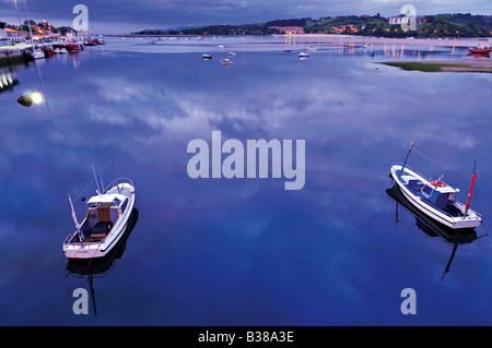 Spagna Cantabria: Barche nel porto di San Vicente de la Barquera Foto Stock