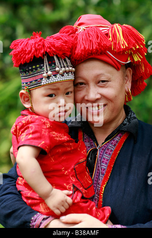 Rosso tribeswoman dao e il bambino vicino a Lao Cai, nel Vietnam del nord Foto Stock