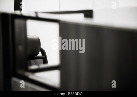 Ufficio moderno spazio interno con piante, tavolo in metallo, tappeto beige  e muro grigio Foto stock - Alamy