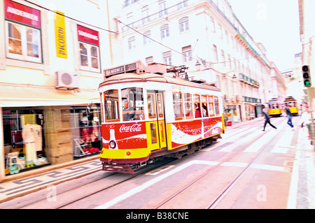 Tram storico nel centro di Lisbona Foto Stock