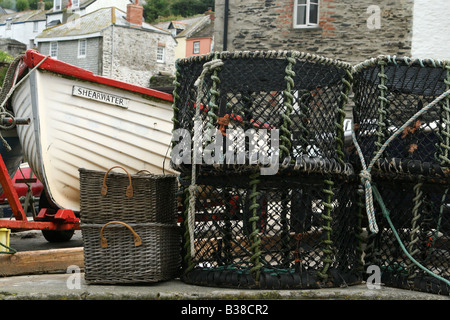 Barca e astice pentole a Port Isaac in Cornwall, Regno Unito Foto Stock