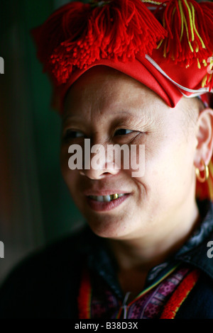 Red Dao tribeswoman vicino a Lao Cai, nel Vietnam del nord Foto Stock