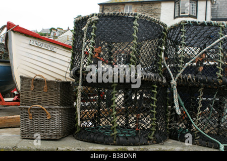 Barca e astice pentole a Port Isaac in Cornwall, Regno Unito Foto Stock