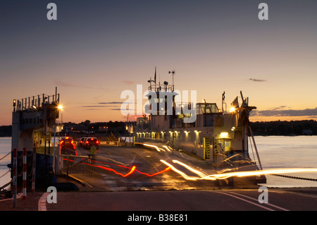 Cars driving on e off il Torpoint ferry al crepuscolo in Plymouth Devon UK Foto Stock