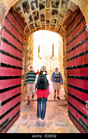 I turisti entrando in un portale di Saint Georges castello di Lisbona Foto Stock