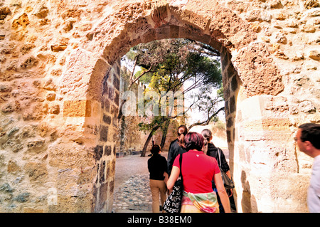 I turisti entrando in un portale di Saint Georges castello di Lisbona Foto Stock