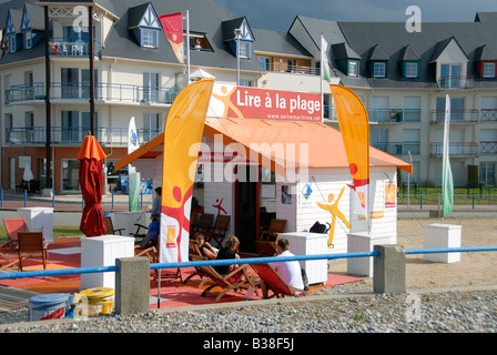 Una spiaggia biblioteca con libri da leggere senza carica, parte di Lire la Plage in Criel sur Mer sulla costa della Normandia, Francia Foto Stock