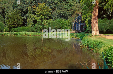 Il lago e la Birdcage, Melbourne Hall Gardens, Melbourne, Derbyshire, Regno Unito Foto Stock