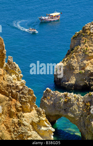 Il Portogallo Algarve vicino a Lagos, Ponta da Piedade, imbarcazioni turistiche visitare le grotte Foto Stock