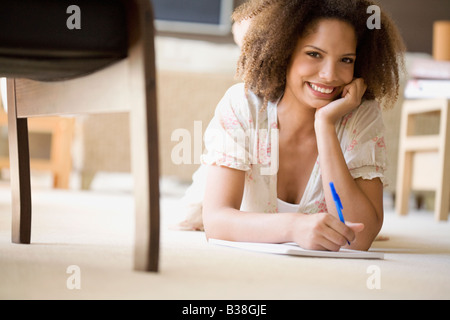 Donna africana la scrittura su Appunti Foto Stock