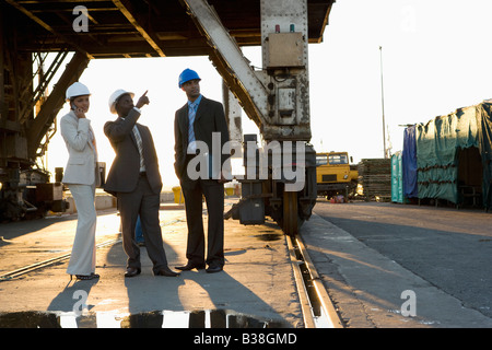 African American businessman indossando hardhats Foto Stock