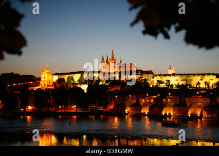 Agosto 2008 - Vista sul Castello e la Cattedrale di San Vito e il ponte Carlo di notte Praga Repubblica Ceca Foto Stock