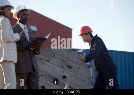 African American businessman al molo commerciale Foto Stock