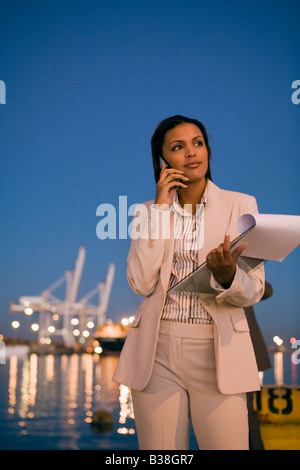 African American imprenditrice parlando al cellulare Foto Stock