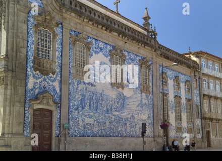 Il portogallo Oporto Igreja dos Carmelitas chiesa coperta con azulejos piastrelle Foto Stock