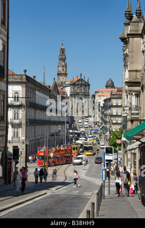 Il Portogallo Costa Verde Oporto Rua dos Clérigos la chiesa e torre dos clerigos a distanza Foto Stock