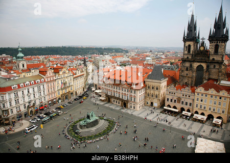 Agosto 2008 - Vista sulla piazza della Città Vecchia e la chiesa di Tyn Staré Mesto Praga Repubblica Ceca Foto Stock