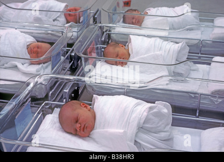 I neonati in ospedale vivaio Foto Stock