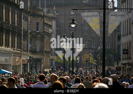 Occupato il sabato pomeriggio come una folla di gente che riempire il Murraygate nel centro della città di Dundee in Scozia Foto Stock