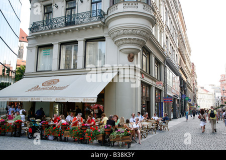 Agosto 2008 - la gente seduta in un caffè all'aperto nella città nuova su 28 Rijna street Nove Mesto Praga Repubblica Ceca Foto Stock