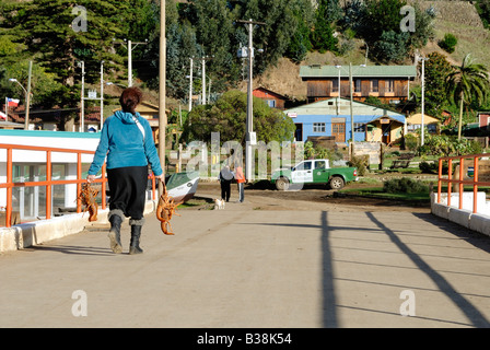 CHL Cile Arcipelago Juan Fernandez Isola di Robinson Crusoe 05 2007 Donna tenendo vivo il gambero di fiume home Foto Stock