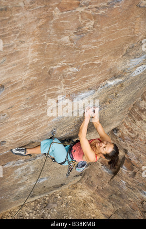 Donna asiatica arrampicata Foto Stock