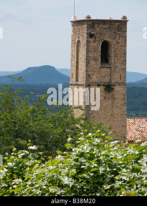 Vista di una vecchia chiesa con pittoreschi panorami in background, Fayence, Var, Francia Foto Stock