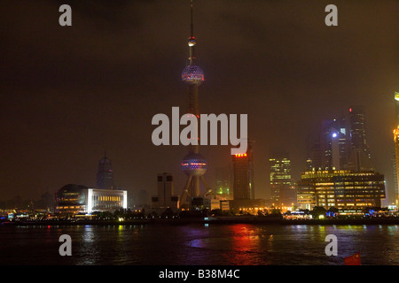 Lo skyline di Shanghai visto di notte dal Bund Cina Foto Stock