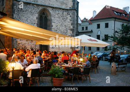 Agosto 2008 - la gente seduta in un ristorante della Città Vecchia Piazza Stare Mesto Praga Repubblica Ceca Foto Stock