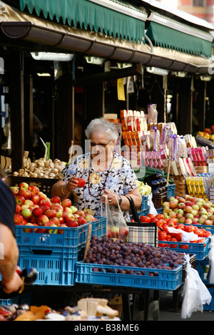 Agosto 2008 - donna acquisto di frutta al mercato di Havelska Staré Mesto Praga Repubblica Ceca Foto Stock