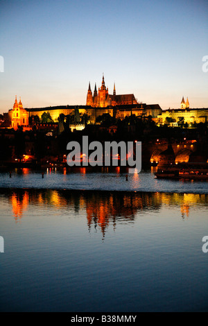 Agosto 2008 - Vista sul Castello e la Cattedrale di San Vito e il ponte Carlo di notte Praga Repubblica Ceca Foto Stock