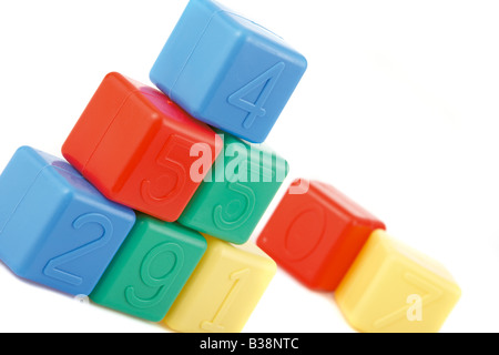 I bambini di plastica della costruzione di blocchi con i numeri su sfondo bianco Foto Stock